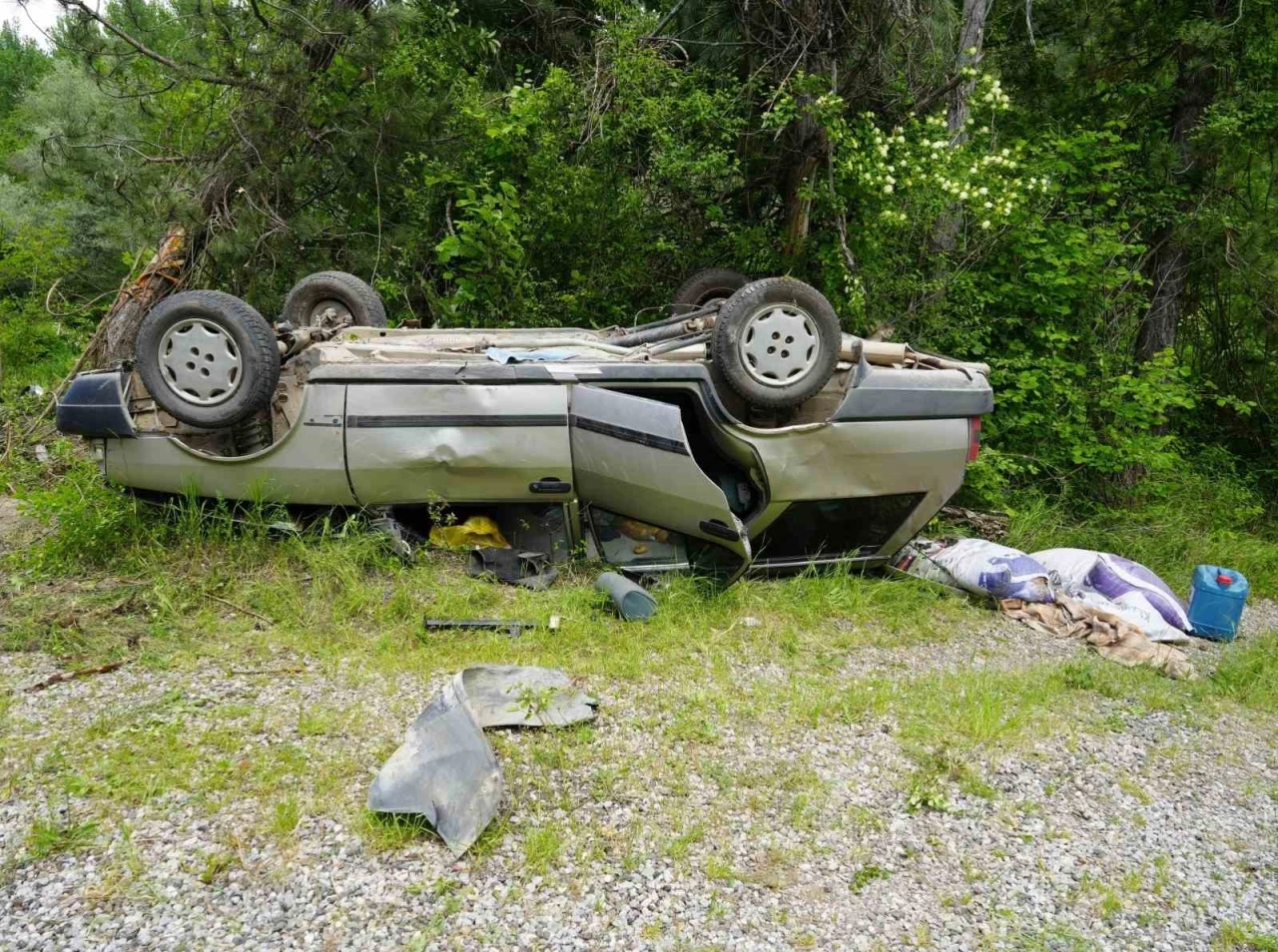 Ağaca &ccedil;arpan otomobil takla attı: 3 yaralı
