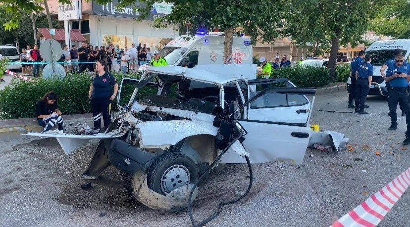 Ağaca çarpan Tofaş hurdaya döndü: 1 ölü, 4 yaralı
