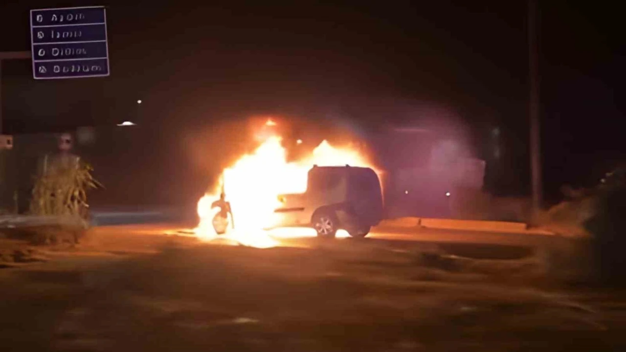 Ağaçlı Kavşağı’nda araç yangını, otombil dakikalar içinde küle döndü
