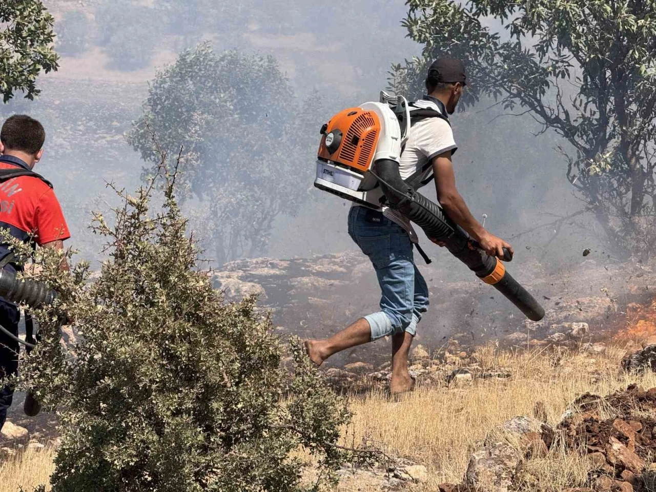 Ağaçlık alanda çıkan yangında çiftçilerin amansız mücadelesi takdir topladı
