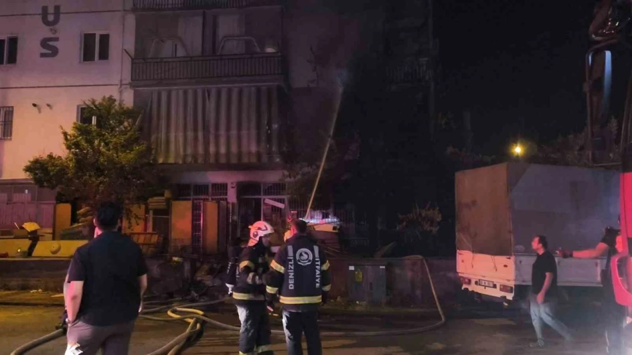 Ağaçta çıkan yangın binaya sıçradı
