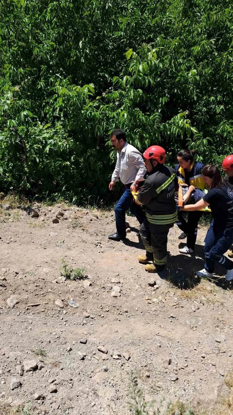 Ağa&ccedil;tan su kanalına d&uuml;şen şahıs yaralandı
