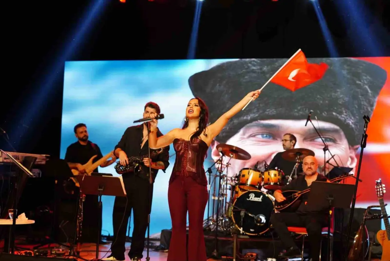 Şile’de 29 Ekim coşkusu Cumhuriyet Bayramı korteji ve Tuğba Yurt konseriyle yaşandı