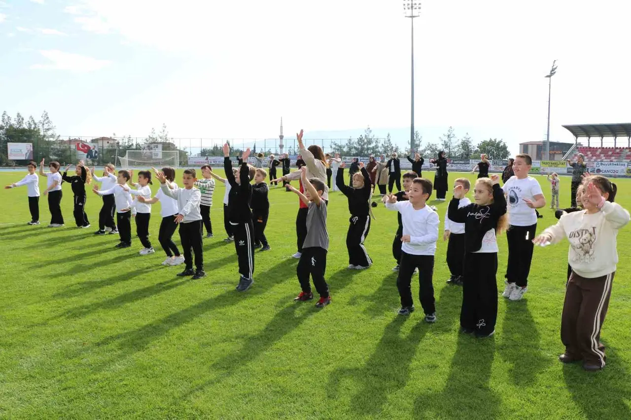 Öğrenciler ve aileler spor yapıp, geleneksel oyunlar oynadı