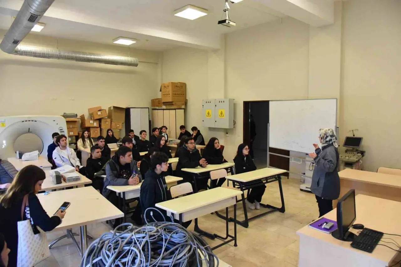Üniversite eğitimini yerinde gördüler