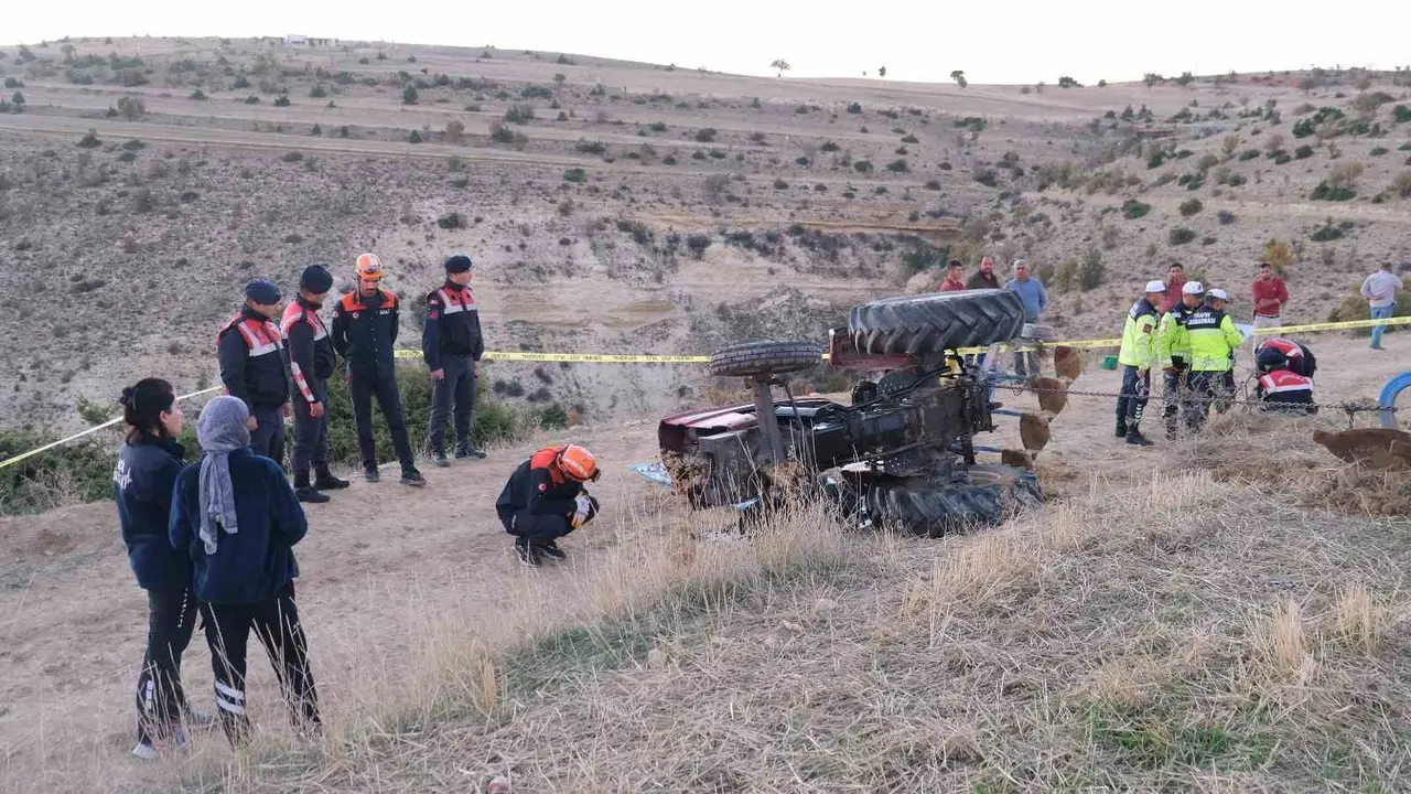 Karaman’da devrilen traktörün altında kalan sürücü hayatını kaybetti