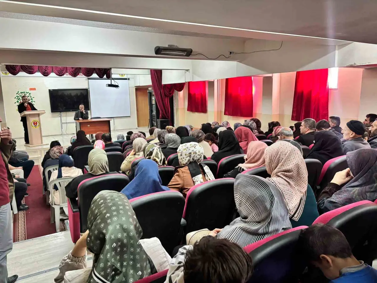 Tuşba Hüseyin Çelik Kız Anadolu İmam Hatip Lisesinde veli toplantısı yapıldı