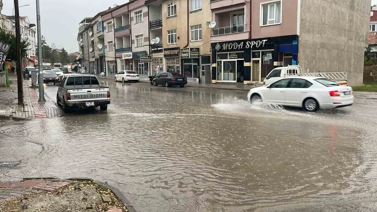 Karaman’da sağanak yağış yolları göle çevirdi