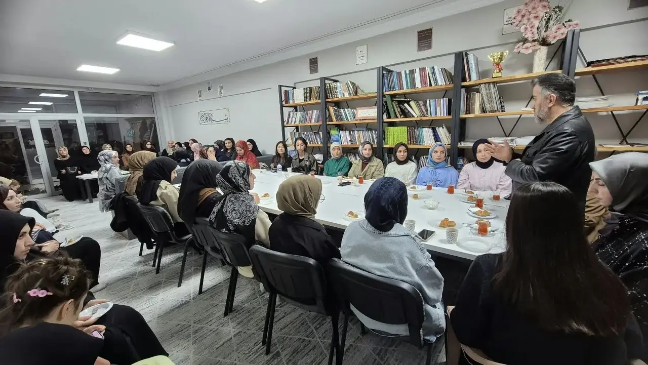 Bayburt’ta üniversite öğrencileriyle hadis sohbeti yapıldı
