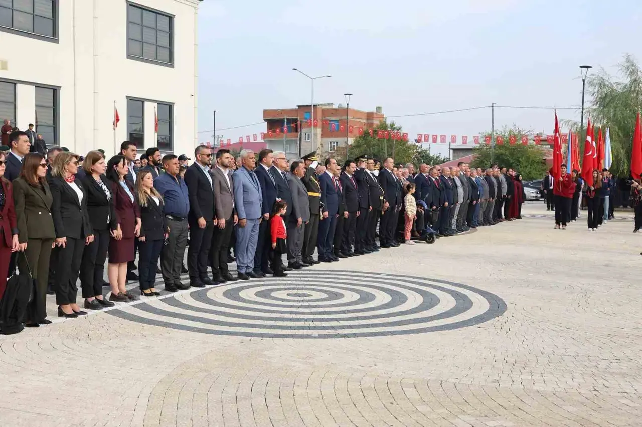 Iğdır’da 29 Ekim Cumhuriyet Bayramı kutlamaları çelenk sunma töreniyle başladı