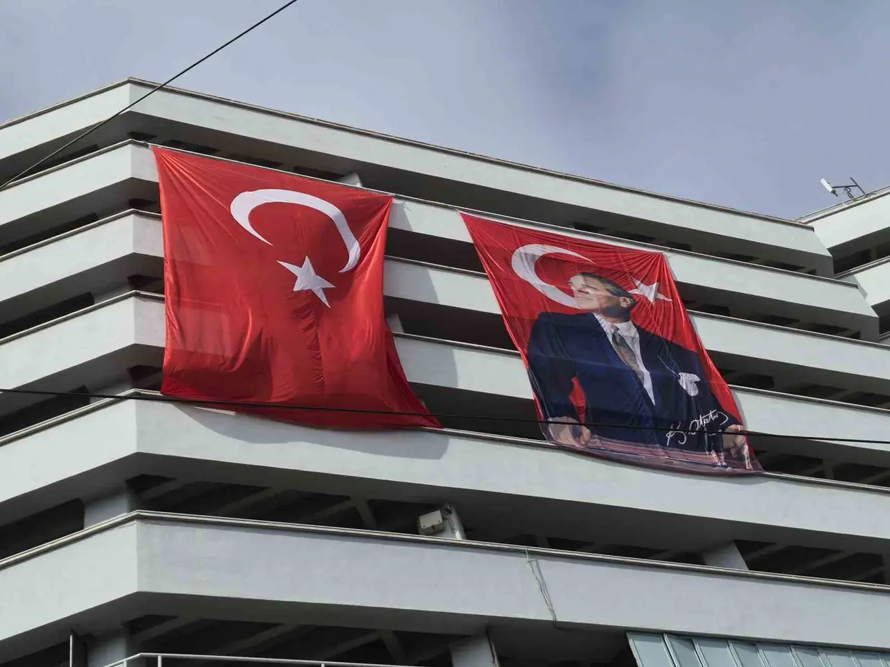 29 Ekim öncesi binalar dev Türk bayraklarıyla donatıldı
