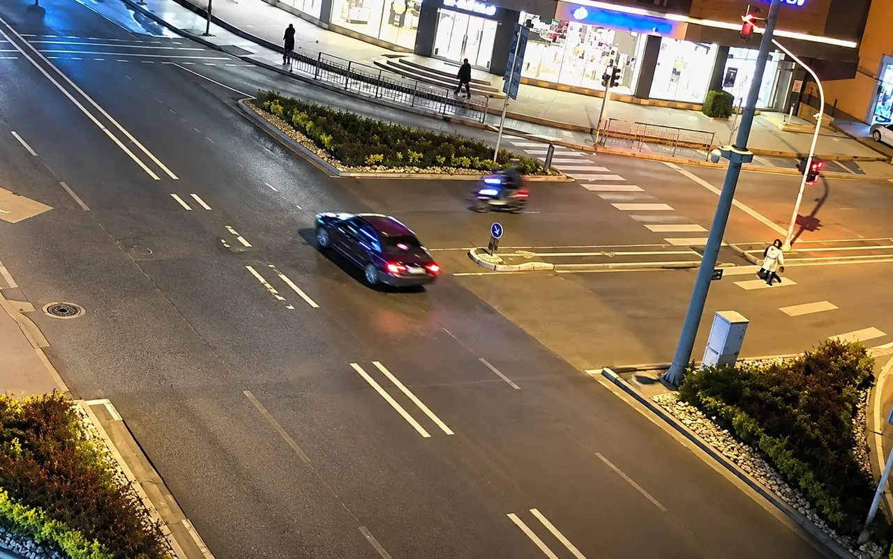 Çarptığı aracın camından içeri girmişti, o anlar kamerada