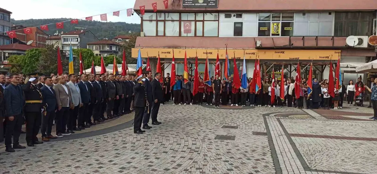 29 Ekim kutlamaları çelenk sunumu ile başladı