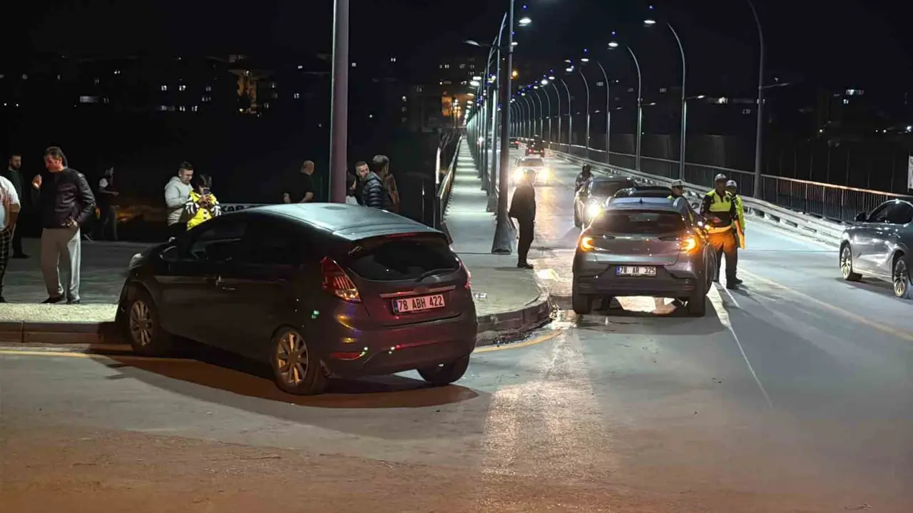 Karabük’te kavşakta iki otomobil çarpıştı: 2 yaralı