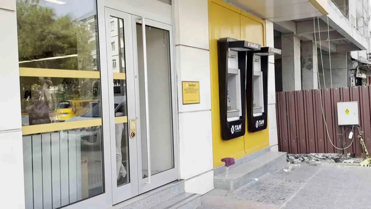 Kamu bankasına soygun girişimi: Hırsız gece saatlerinde camı kırıp bankaya girdi