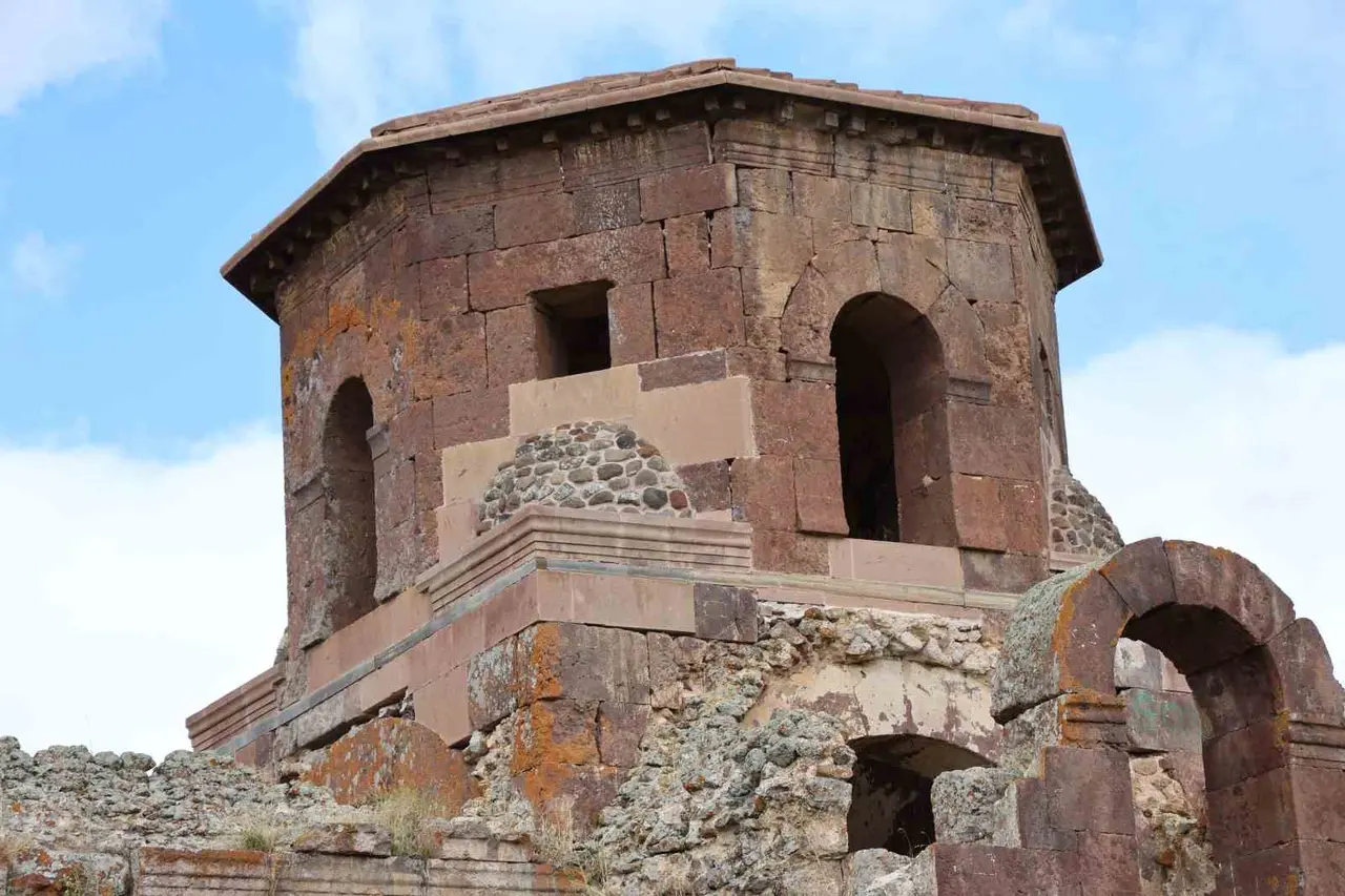 Taşları kızıl, adı kızıl olan kilise bin 500 yıldır ayakta