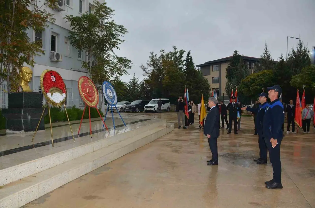 29 Ekim Cumhuriyet Bayramı kutlamaları çelenk sunma töreniyle başladı