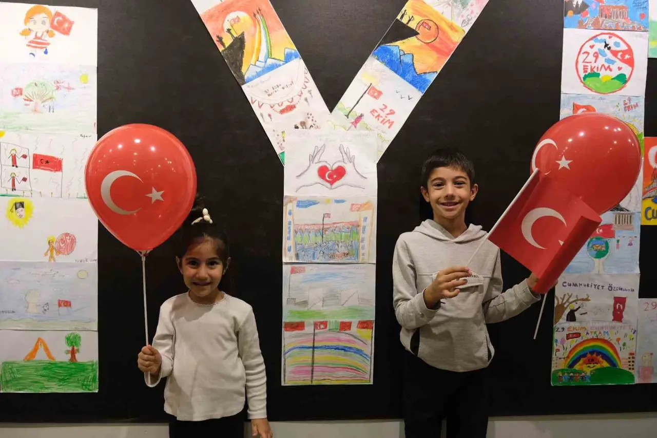 Minik ressamlar Cumhuriyet sevgisini resimleriyle anlattı