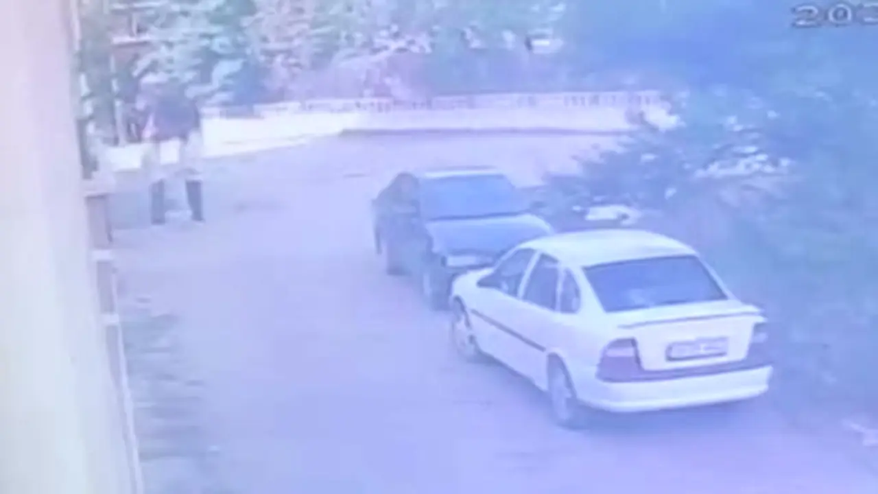 Bolu’da park halindeki otomobilden saat çaldı