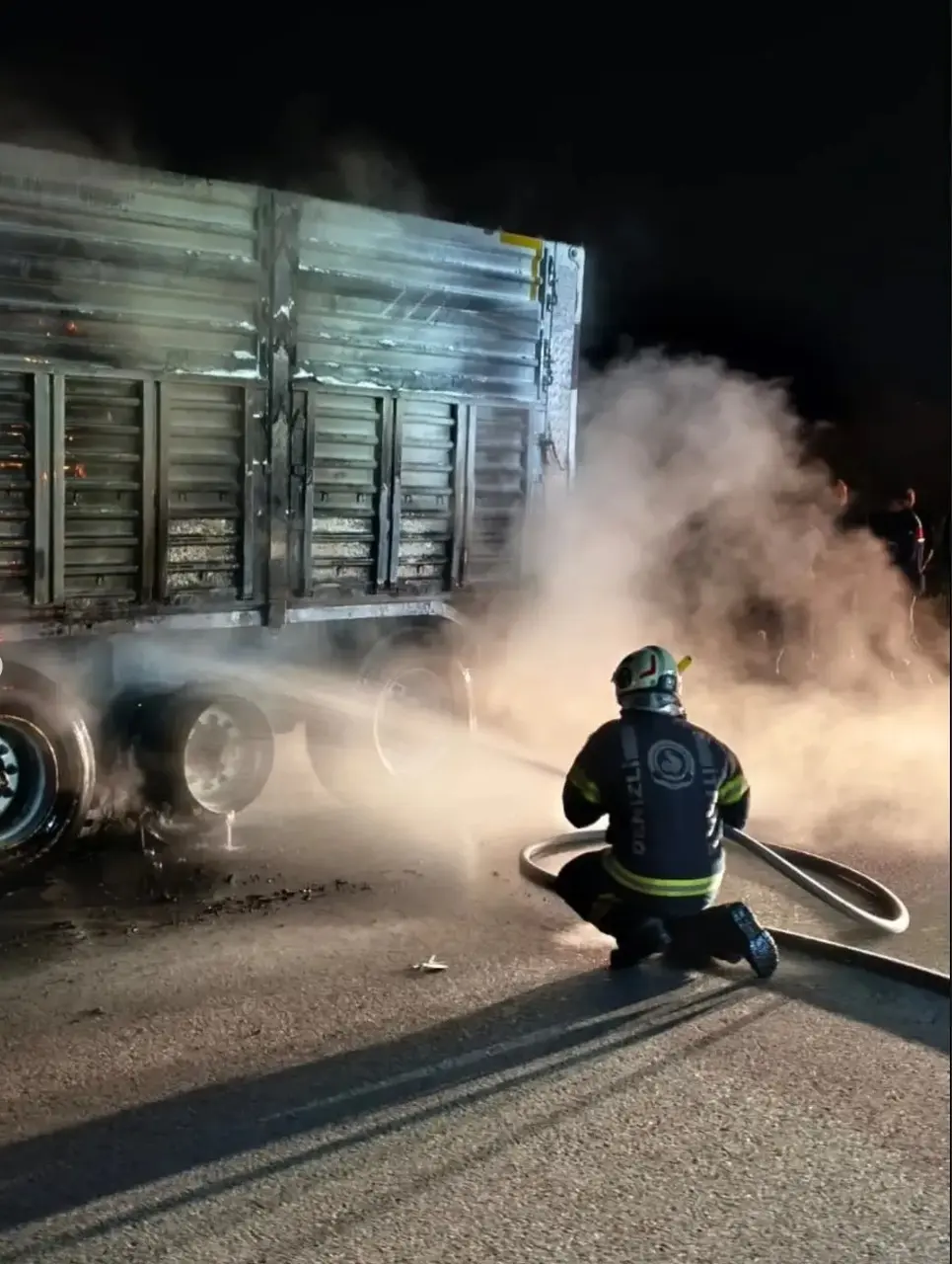 Seyir halindeki tırda yangın çıktı