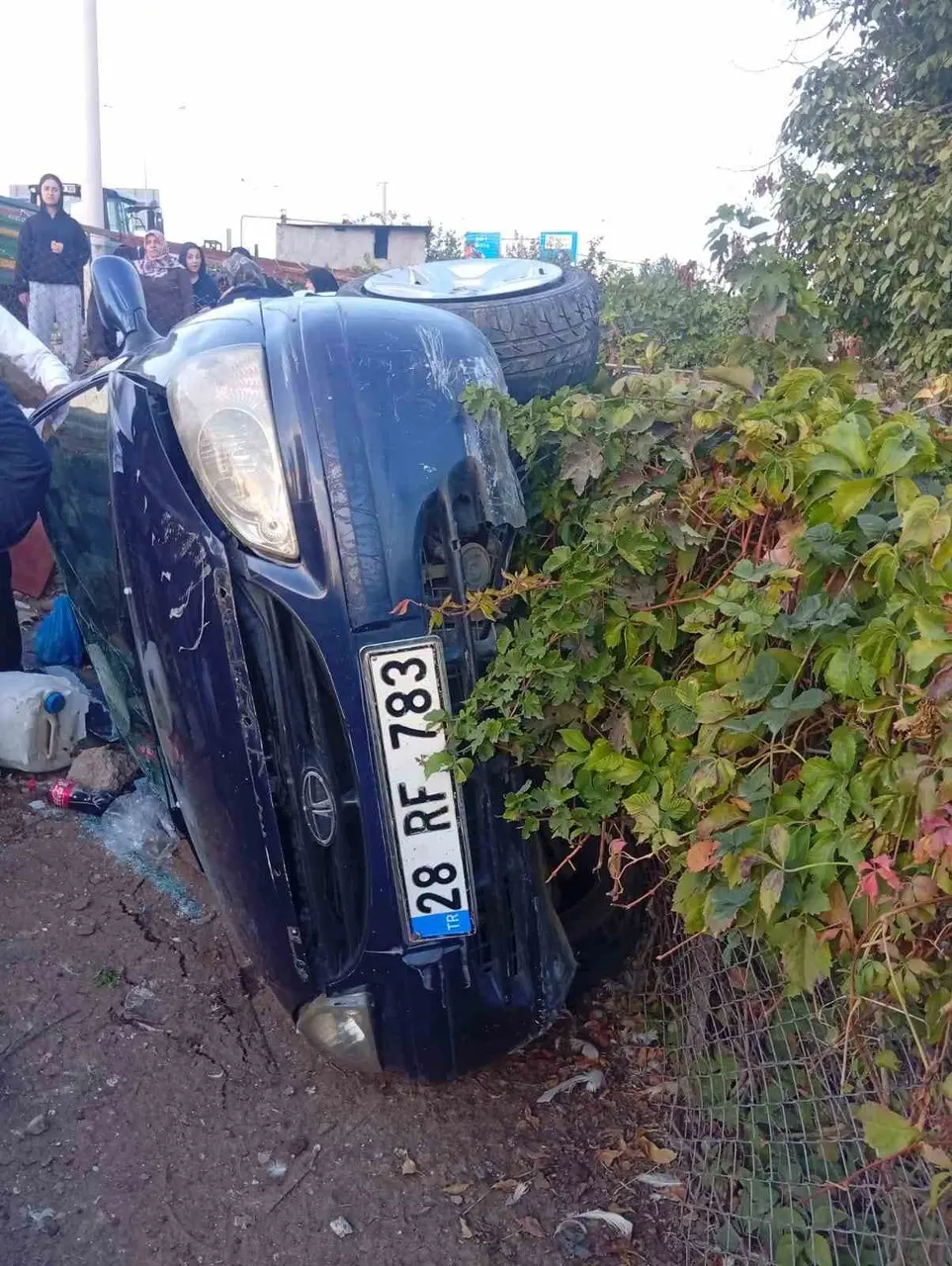 Kurtalan’da otomobil evin bahçesine uçtu: 4 yaralı