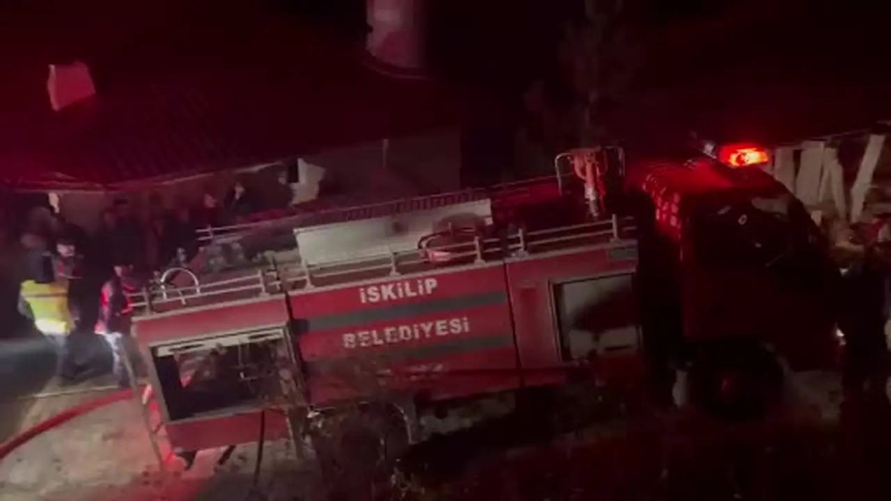Çorum’da çıkan yangında iki ev küle döndü