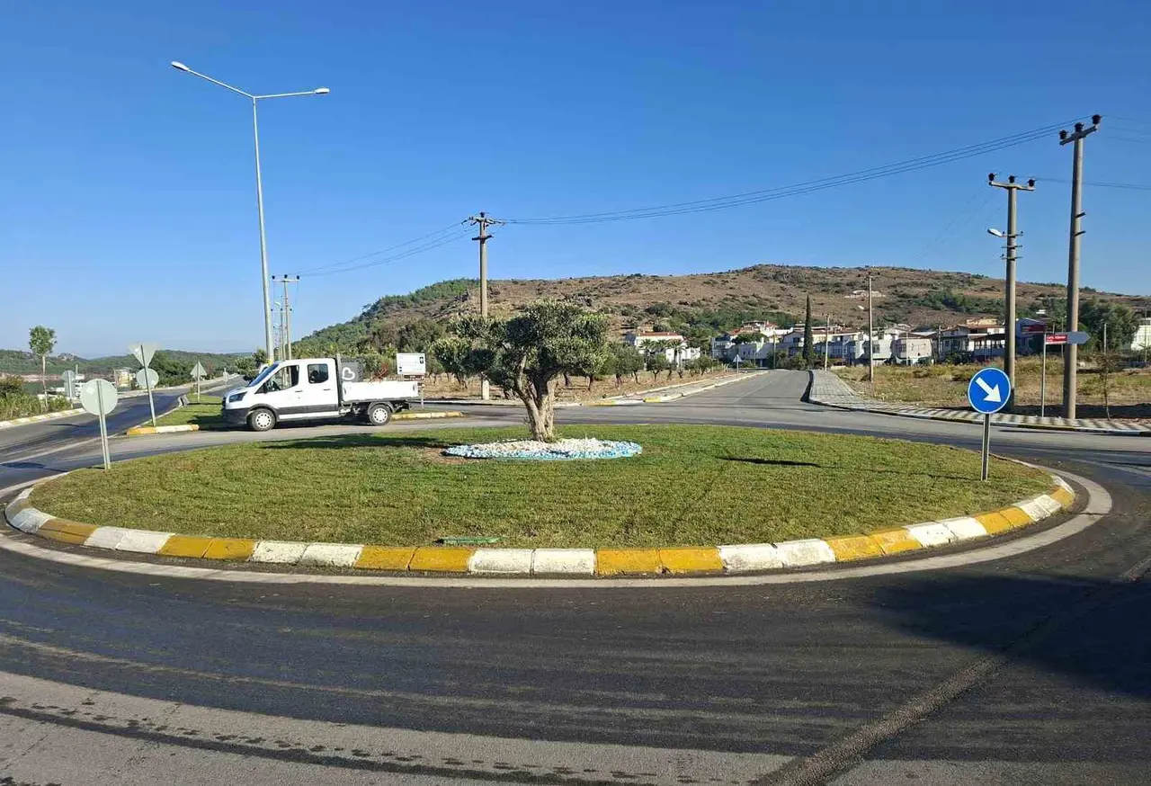 Balıkesir Büyükşehir Belediyesi’nden Ayvalık’ta refüj ve kavşaklarda temizlik