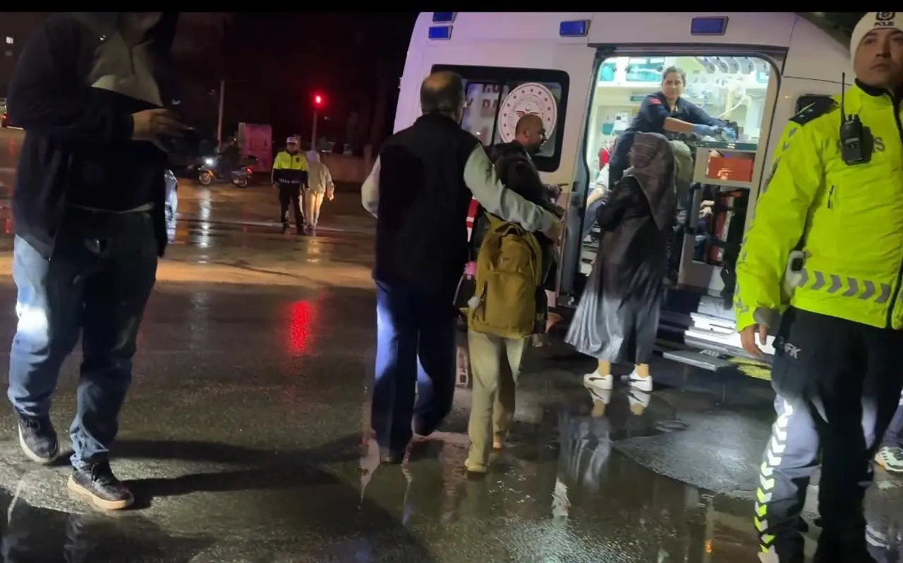Burdur’da öğrenci servisi ile otomobil çarpıştı: 12 öğrenci hafif yaralı