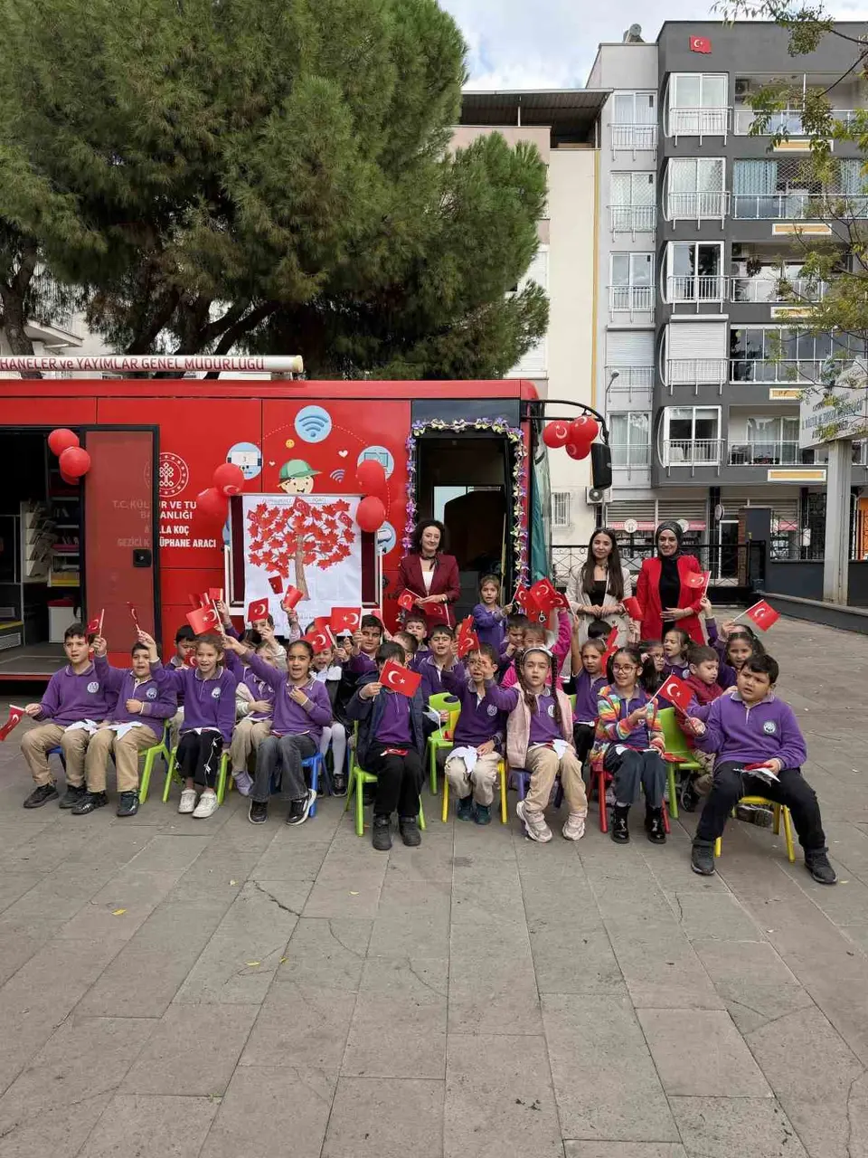 Aydın’da minik öğrenciler Cumhuriyet Bayramı coşkusunu kütüphanede yaşadı