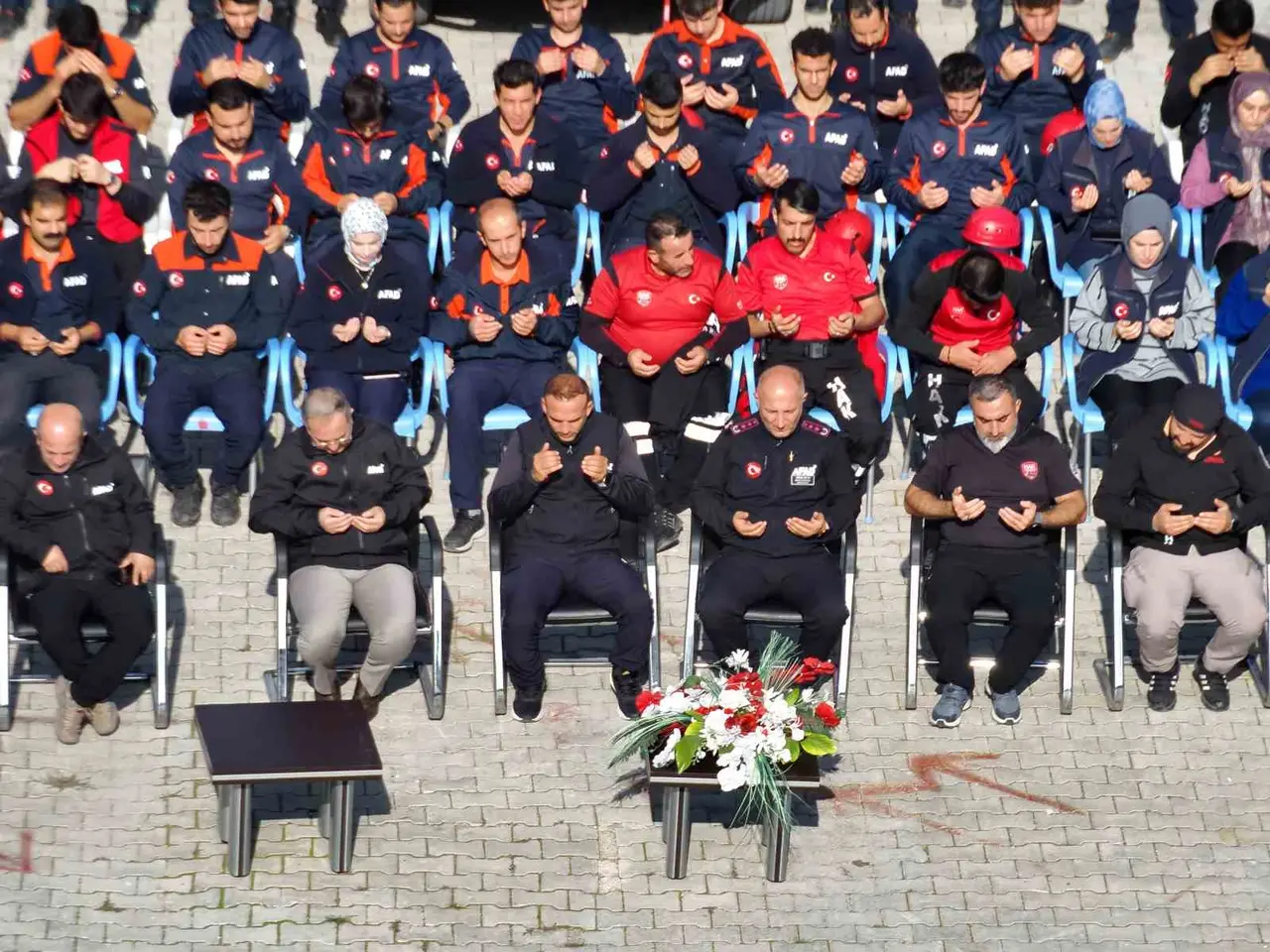 Van’da 23 Ekim Depremi’nin 15. yılında hayatını kaybedenler anıldı