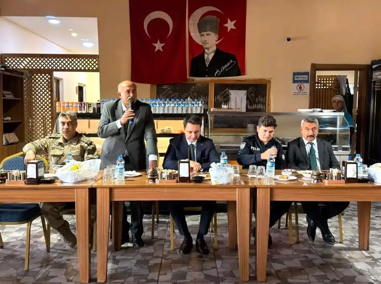 Şenkaya Belediyesi’nden muhtarlarla birlik ve beraberlik yemeği