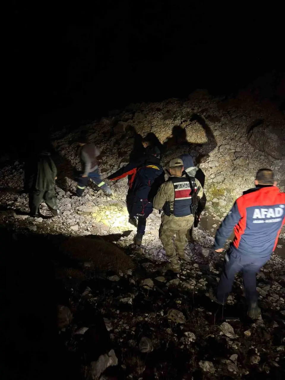 Sisli havada keçilerini ararken kaybolan 2 kişi kurtarıldı