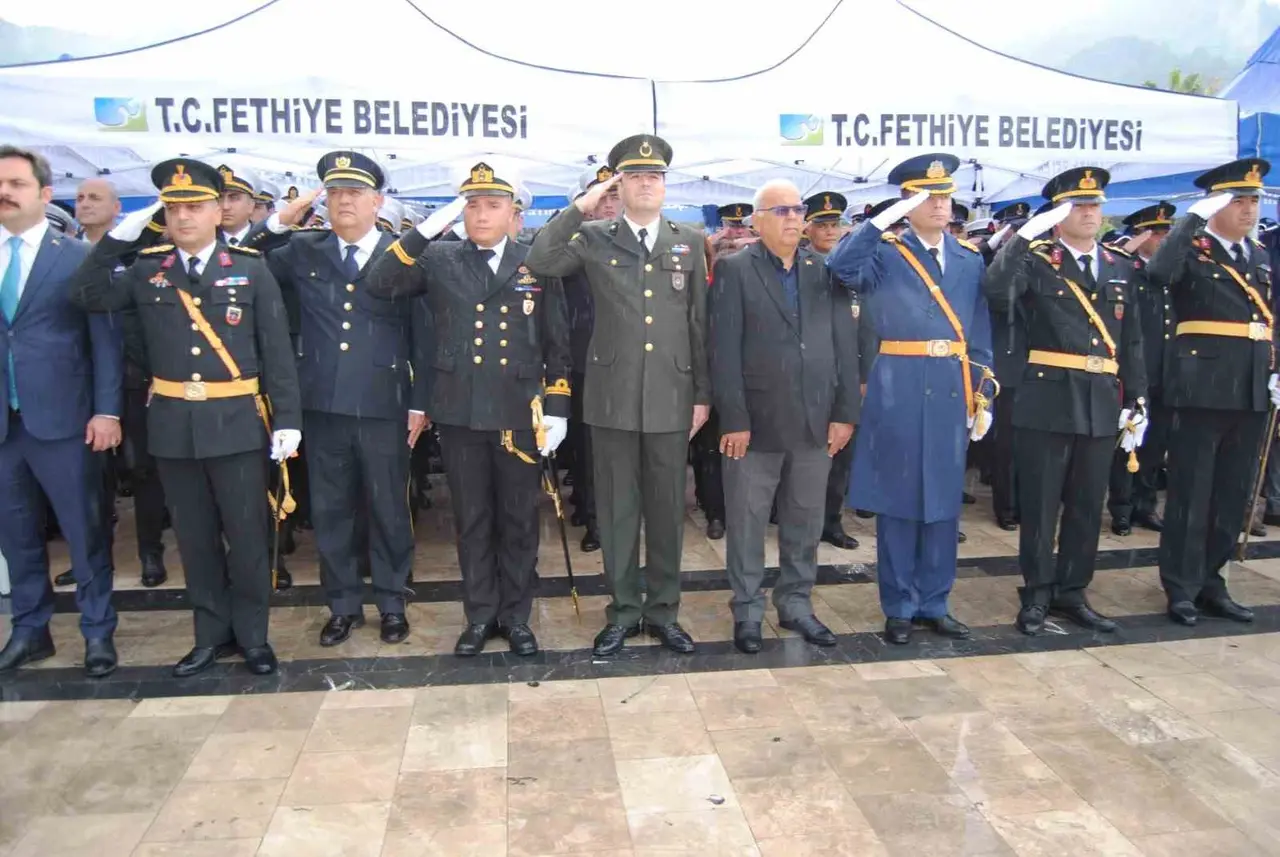 Fethiye’de Cumhuriyet Bayramı coşkusu çelenk sunma töreniyle başladı