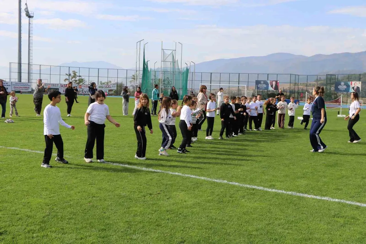 Öğrenciler ve aileler spor yapıp, geleneksel oyunlar oynadı