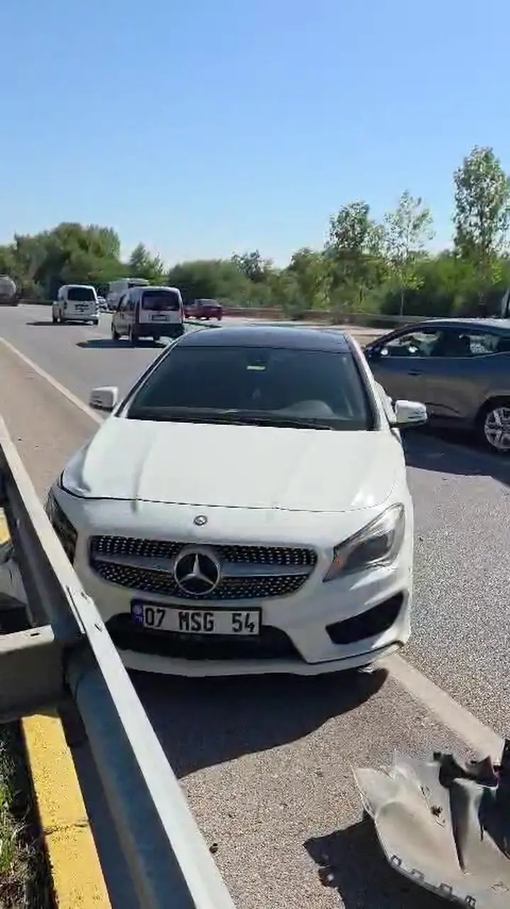 Serik’te 3 araçlı zincirleme kaza