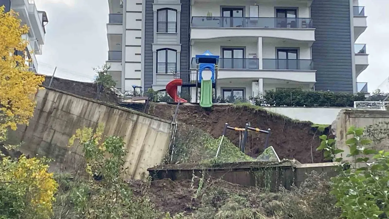 İstinat duvarı çöktü, kayan toprak çocuk parkını yuttu