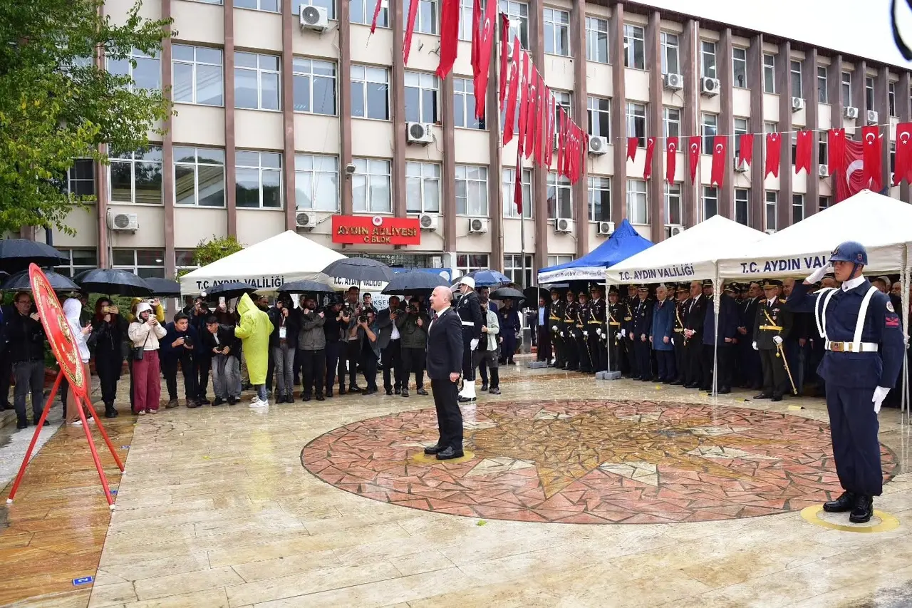 Aydın’da 29 Ekim kutlamaları çelenk sunumuyla başladı