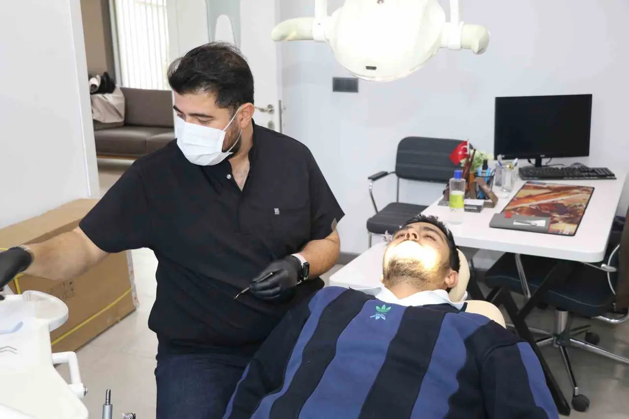Fotoğraf çektirmek isteyenler hastası oluyor, Sivas’ta bir diş hekimi Eypio’ya benzerliği ile dikkat çekiyor