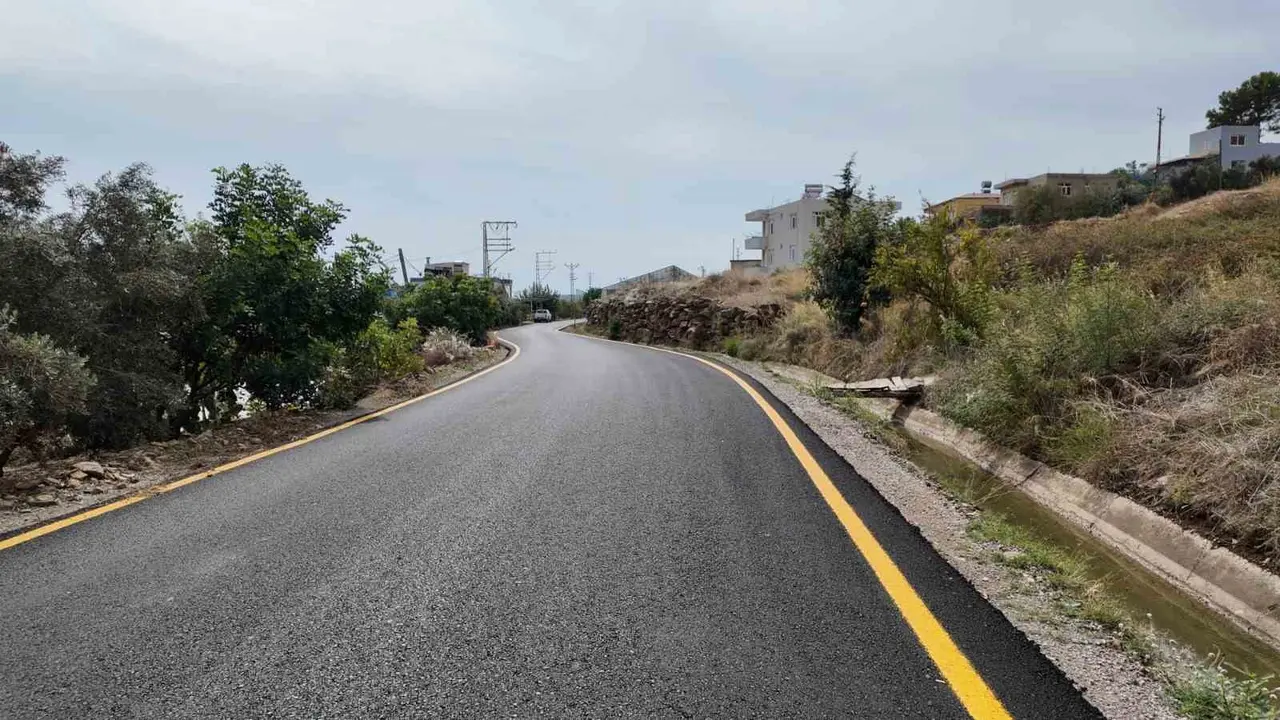 Aydıncık ve Gülnar’da yollar sıcak asfaltla yenilendi