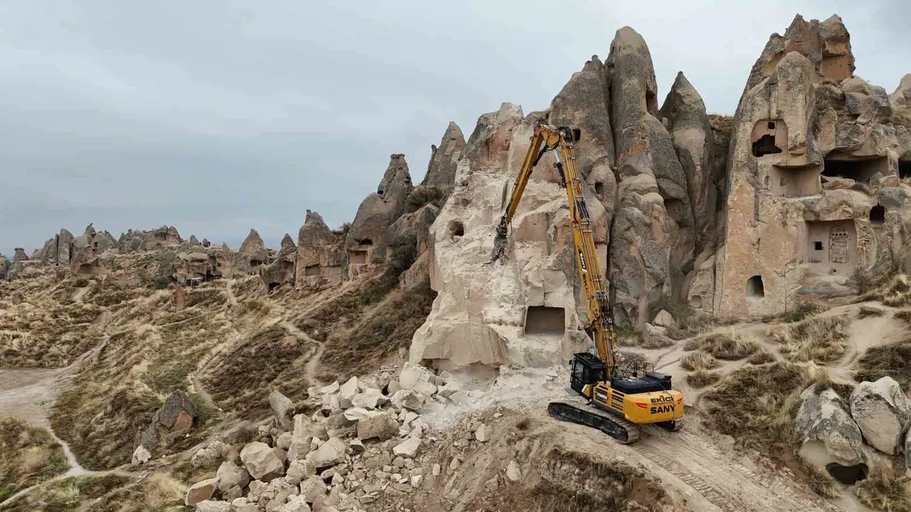 Göreme’de bir kısmı çöken  peribacasının çevresinde temizlik çalışmaları başladı