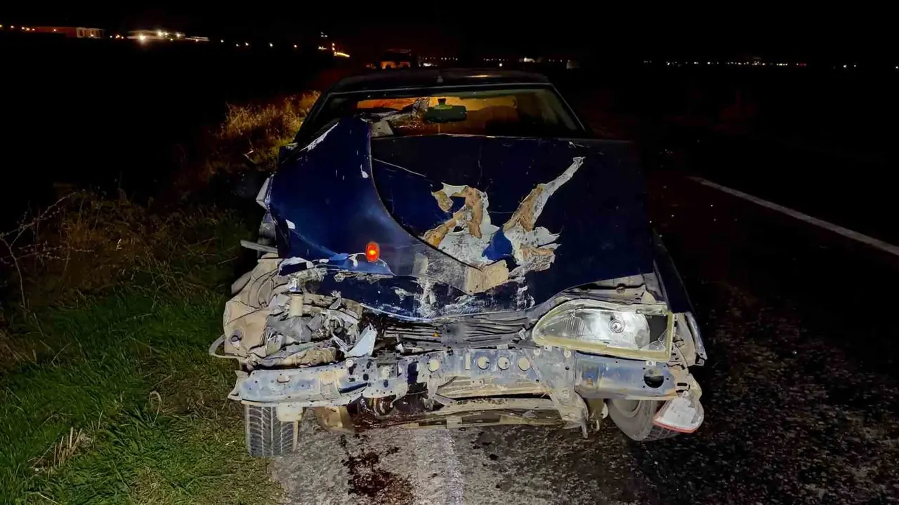 Otomobilin çarptığı patpat 3 metre yükseklikten tarlaya düştü