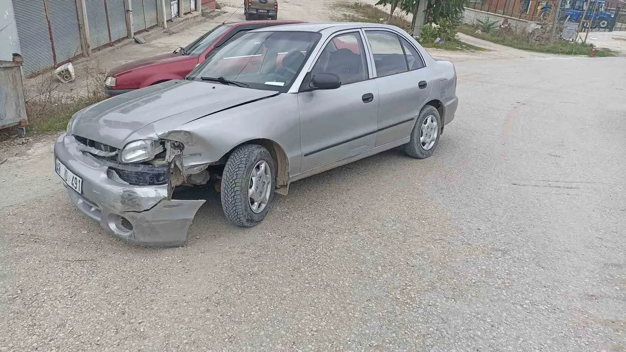 Havza’da otomobiller çarpıştı: Anne ve 3 yaşındaki çocuğu yaralandı
