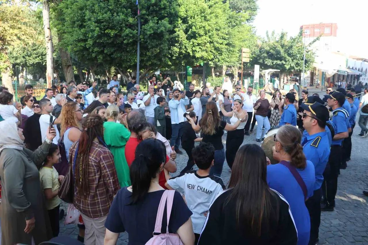 Turistler, tarihi caddede gönüllerince eğlendi