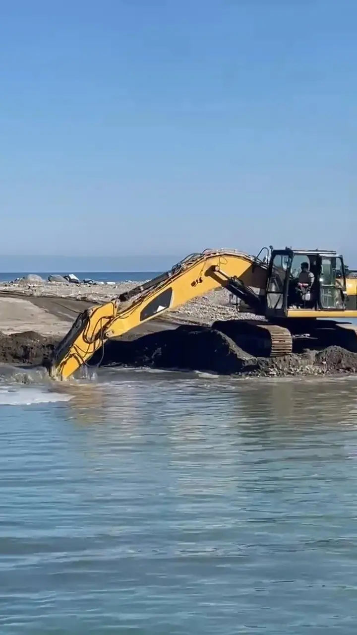 Sinop’ta zarar gören balıkçı barınağında temizlik mesaisi