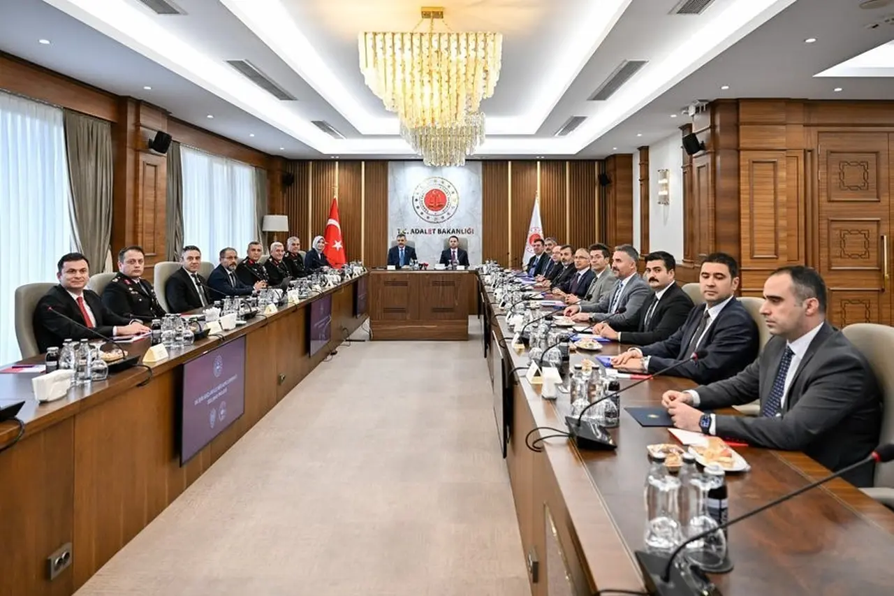 Bakan Gürlek, Bakan Çiftçi ile bir araya geldi