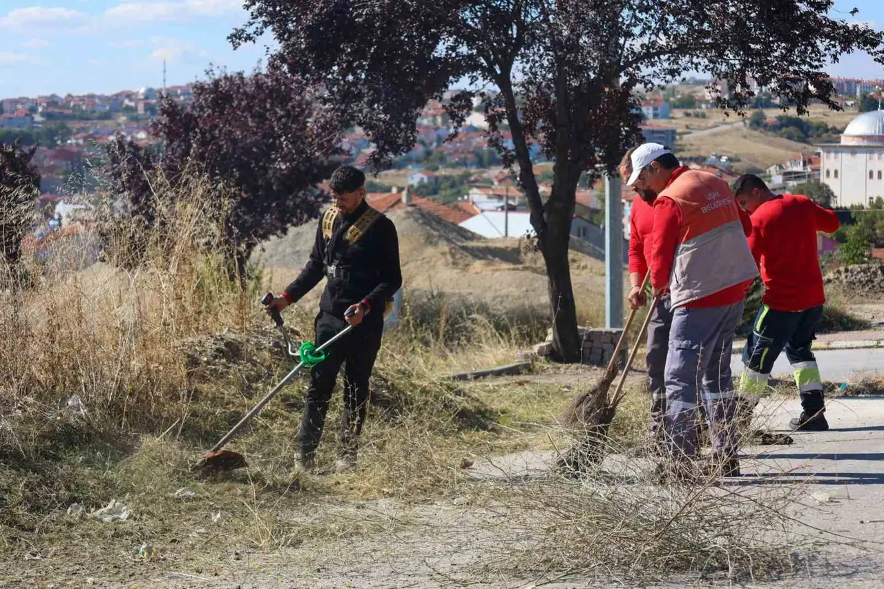 Uşak Belediyesinden kent genelinde temizlik çalışması sürdürülüyor