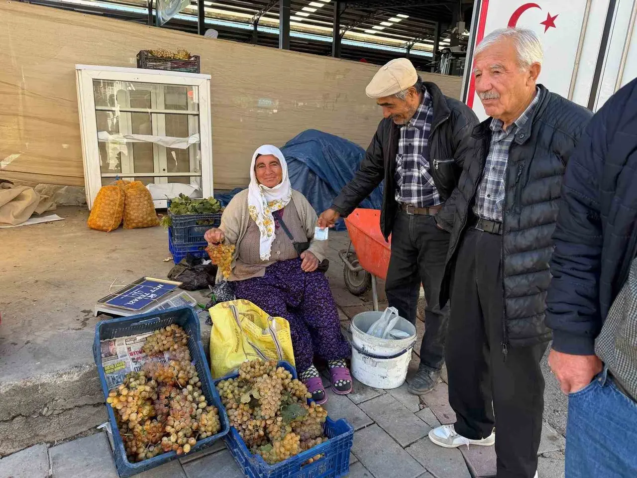 Çivril’in meşhur Koçak üzümü tezgâhlarda