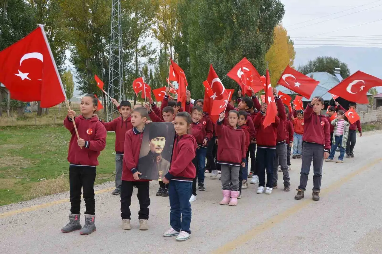 Bozoğlak Çavuşlu Köyü İlkokulu’nda 29 Ekim Cumhuriyet Bayramı coşkuyla kutlandı