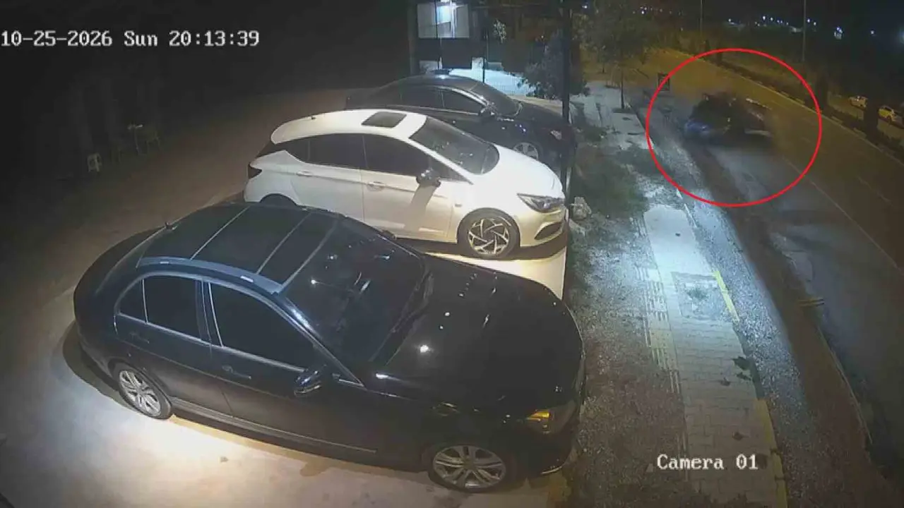 Seyir halindeki otomobil, park halindeki araca ok gibi saplandı