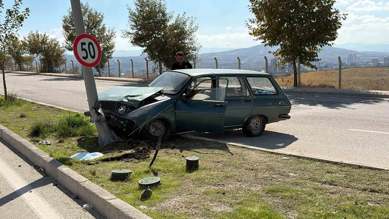 Elazığ’da otomobil aydınlatma direğine çarptı: 2 yaralı